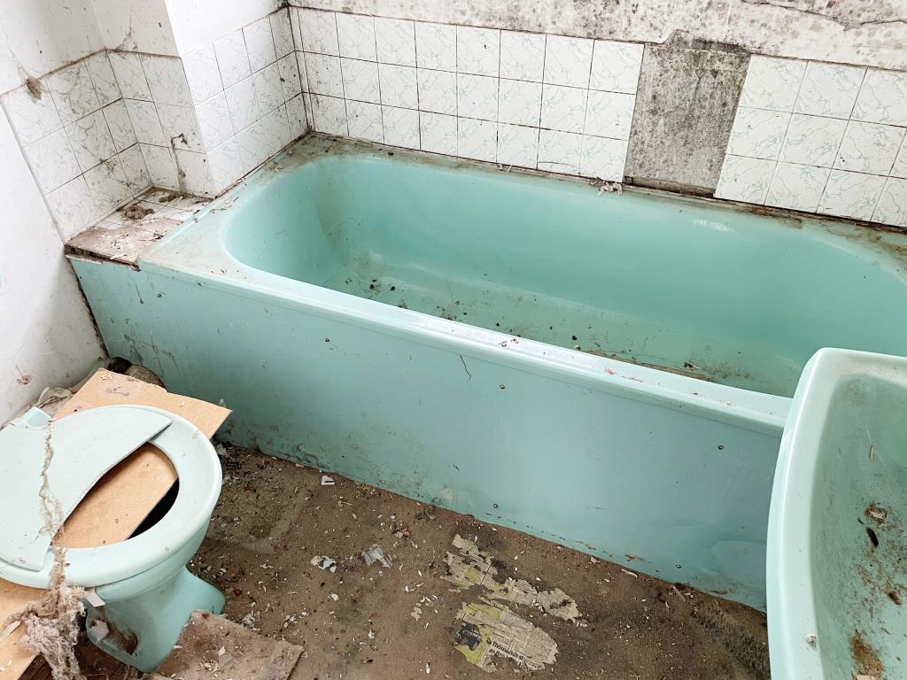 Lot: 127 - HOUSE IN NEED OF REFURBISHMENT AND REPAIR - bathroom and WC in need of replacement